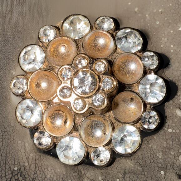 -BROACH PIN VTG golden circle wreath with clear rhinestones and Bar Pin Backing - Picture 1 of 4